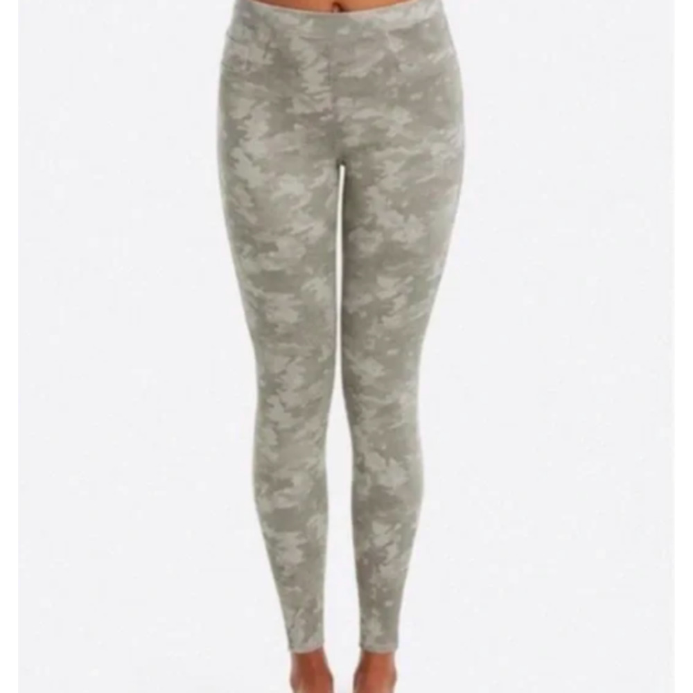 Spanx Light Camo Jean-ish Stone Wash Ankle Leggings  - Medium